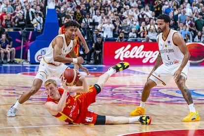 Alberto Díaz trata de jugar el balón desde el suelo durante el partido entre España y Alemania en las semifinales del Eurobasket.