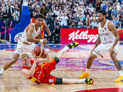 Alberto Díaz trata de jugar el balón desde el suelo durante el partido entre España y Alemania en las semifinales del Eurobasket.