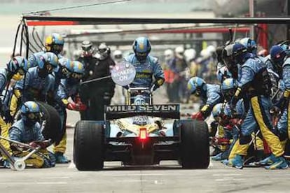 Alonso detiene su Renault en uno de los dos repostajes que hizo.