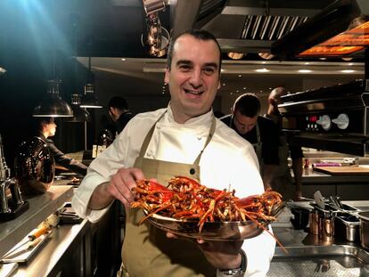 ROMAIN FORNELL EN LA BARRA DE SU RESTAURANTE CON LA BANDEJA DE BOGAVANTES / CAPEL