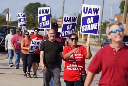 Auto workers picket at a Stellantis center in Center Line (Michigan) Friday.
