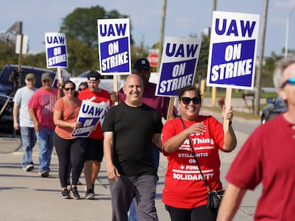 Auto workers picket at a Stellantis center in Center Line (Michigan) Friday.