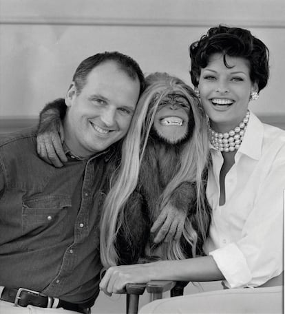 Sam McKinght, Linda Evangelista y un chimpancé con peluca en Los Ángeles, en 1992.