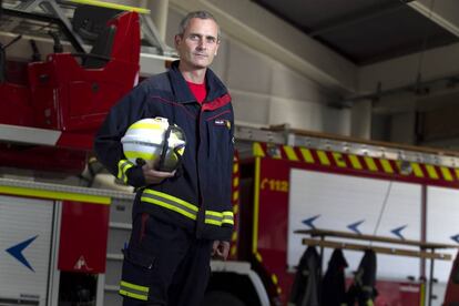 Aitor Soler, coordinador de los bomberos de ERICAM, en el parque de Las Rozas, en Madrid.