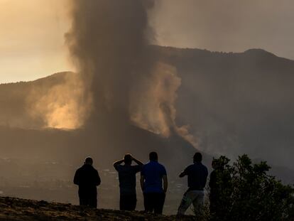 Residentes de La Palma observan la erupción del volcán de la isla.(AP Photo/Emilio Morenatti)