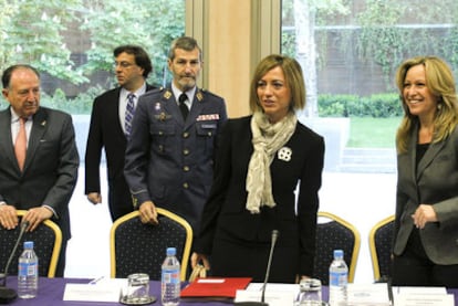 Jiménez (derecha) y Chacón, junto a responsables militares en la reunión con embajadores.