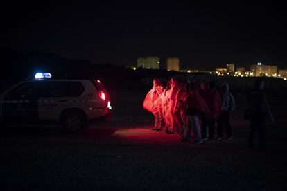 Migrantes subsaharianos caminando hacia el Centro de Atención Temporal de Extranjeros desde el muelle situado en Crinavis (San Roque).