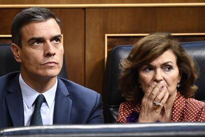 Acting Spanish PM Pedro Sanchez (l) and Deputy PM Carmen Calvo.