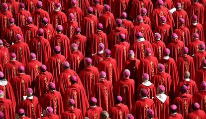 Cardenales en el funeral del difunto Papa Francisco en la Plaza de San Pedro del Vaticano el 26 de abril de 2025.