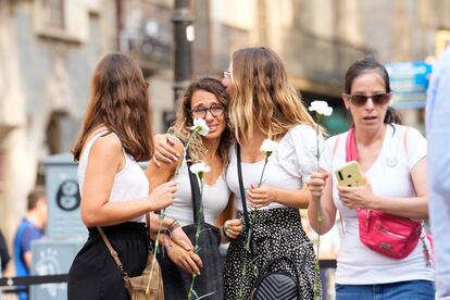 Una mujer consuela a otra durante los actos organizados con motivo del quinto aniversario de los atentados que se produjeron en La Rambla barcelonesa en 2017. La sentencia contra los tres acusados vivos de la célula terrorista, conocida el año pasado, establece penas de prisión de 8 a 53 años, e Interior cifra en 355 las personas que se vieron afectadas por los atentados, la mayor parte de ellas víctimas de estrés postraumático. 