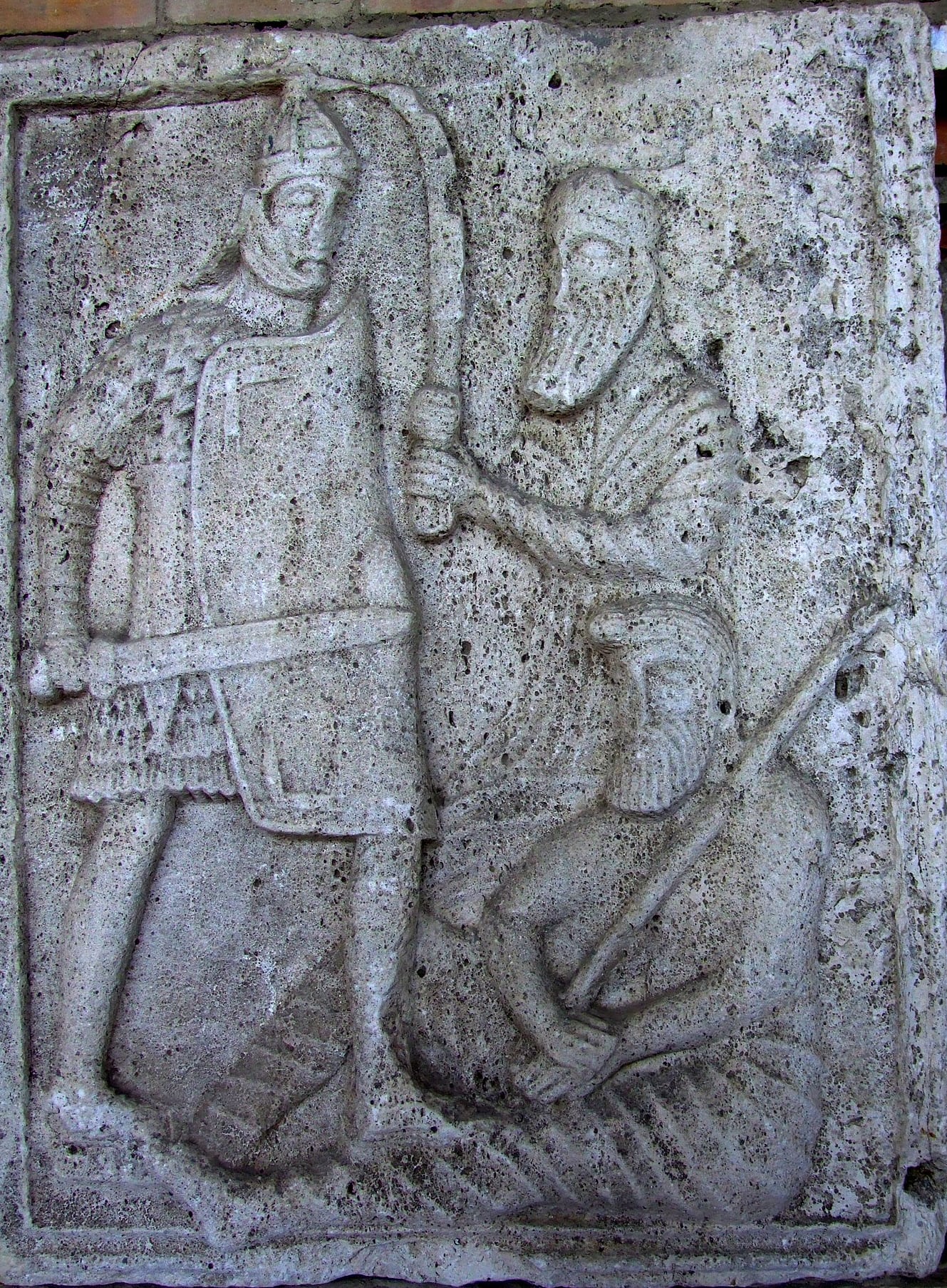 Metopa del Trofeo de Trajano (Tropaeum Traiani) que muestra a un legionario romano enfrentado a un guerrero con la característica espada curva dacia.