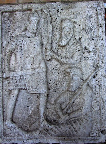 Metopa del Trofeo de Trajano (Tropaeum Traiani) que muestra a un legionario romano enfrentado a un guerrero con la característica espada curva dacia.