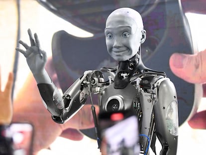 Un robot humanoide de Engineered Arts Ameca interactuaba con el público de la feria CES de Las Vegas en 2022.