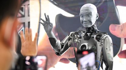 Un robot humanoide de Engineered Arts Ameca interactuaba con el público de la feria CES de Las Vegas en 2022.