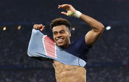 Desire Doue, del Paris Saint-Germain celebra el tercer gol de su equipo,