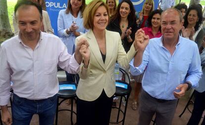 Cospedal, con Monago (d.) y el presidente del PP de Cáceres, Laureano León (i), ayer en Plasencia. 