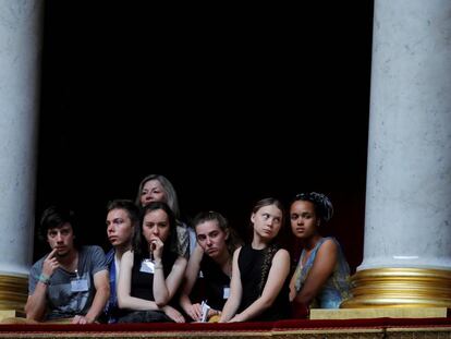 Greta Thunberg (la segunda por la derecha) junto a un grupo de jóvenes activistas medioambientales en la Asamblea Nacional de París. 