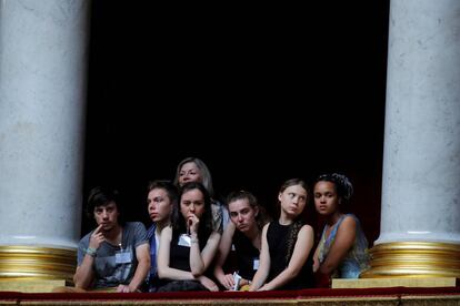 Greta Thunberg (la segunda por la derecha) junto a un grupo de jóvenes activistas medioambientales en la Asamblea Nacional de París. 