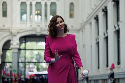 La presidenta de la Comunidad de Madrid, Isabel Díaz Ayuso, llega a la entrega de medallas de honor y medallas de Madrid, en el Palacio de Cibeles, esta mañana.