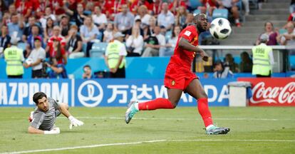 Lukaku cruza ante el portero Penedo para marca el 3-0 definitivo.