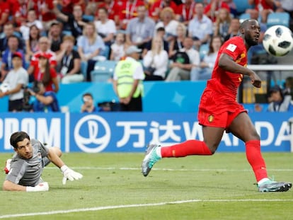 Lukaku cruza ante el portero Penedo para marca el 3-0 definitivo.