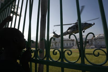 Esta fue la fotografía de portada de EL PAÍS del 20 de enero. El título decía: “Las tropas de EEUU asumen el control para garantizar la ayuda”. En la imagen recogía el momento en que un helicóptero aterrizaba en los jardines del destruido palacio presidencial de Haití. Nada más llegar, las tropas estadounidenses tomaron el control del puerto y el aeropuerto para garantizar el reparto de la ayuda humanitaria. 