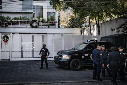 Policías de la Ciudad de México resguardan el domicilio de Gómez Leyva, el 16 de diciembre de 2022.