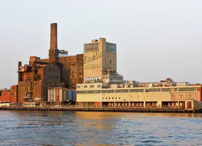 <strong>Lo que es.</strong> Esta refinería en el ahora barrio 'hipster' de Williamsburg (Brooklyn) producía más de la mitad del azúcar que consumía todo Estados Unidos. Fue años después del fin de la Guerra Civil norteamericana (1865). Hoy está abandonado, pero aún conserva esa seductora estética 'vintage'.
<strong>Lo que podría ser.</strong> "Un campus de la New York University vinculado a las nuevas tecnologías y al campo audiovisual". Ese sería el proyecto del equipo de arquitectos de Tarruella Trenchs Studio. “Podría incorporar espacios de formación y ser residencia para estudiantes. Y en los meses no lectivos podría servir para apartamentos turísticos”, añaden. El estudio aprovecharía la fachada –muy visible desde Manhattan– como un elemento de soporte para crear mapas y que mostrara las posibilidades del mundo audiovisual vinculado a la arquitectura.