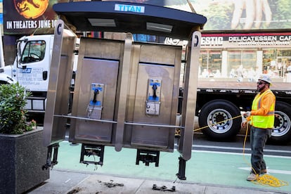 Un trabajador retiraba el lunes el último teléfono público cerca de Times Square, en Nueva York.