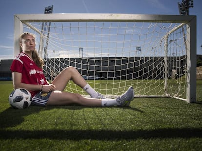 Celia Jiménez, internacional con España, posa después de la entrevista en la Ciudad del Futbol de Las Rozas. 