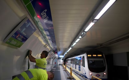 Los obreros ultiman los preparativos para la apertura al público de la estación de Gran Vía este viernes.