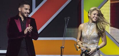 Maluma y Shakira durante la Gala 40 Principales.