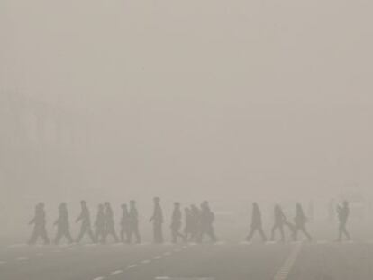 Ciudadanos cruzan este lunes una calle de la plaza de Tiananmen, Pekín.