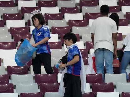 Aficionados japoneses limpian la basura del estadio tras el partido de su selección contra Alemania en el Mundial de Qatar.