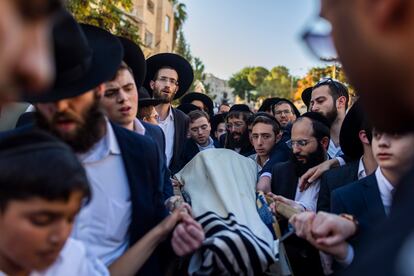 El cadáver de Aryeh Shechopek, transportado este miércoles en Jerusalén.