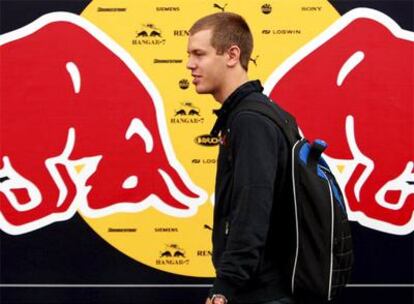 Vettel camina por el box de Red Bull en el circuito de Hockenheim