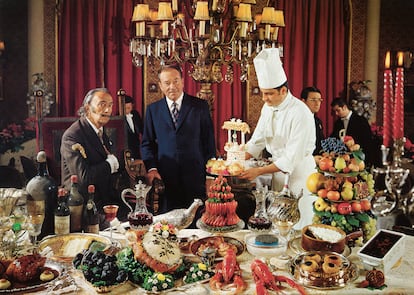 Una imagen del libro 'Dalí. Les dîners de Gala', en la que se ve a la izquierda al pintor catalán.