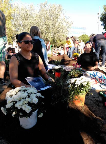 Alba Loaiza, exiliada y esposa de un defensor de derechos humanos: Los atentados y amenazas en contra de mi esposo y mi hermano, defensores de derechos humanos, nos obligaron a exiliarnos en Lugo junto a nuestras tres hijas. El exilio es el desarraigo total, te sientes sin patria y nunca estás allá, pero tampoco aquí. En el exilio pierdes todo tu pasado y lo único que recuerdas es dolor; pierdes tus raíces que, aunque las tienes en tu corazón, se te niega el derecho a sentir ese contacto físico tan necesario como saber a tu familia cerca, abrazarla o besarla y, sin eso, pierdes todo. La siembra es una representación del dolor, a la vez que una esperanza, una semilla de que vamos a tener una paz verdadera en nuestra Colombia.