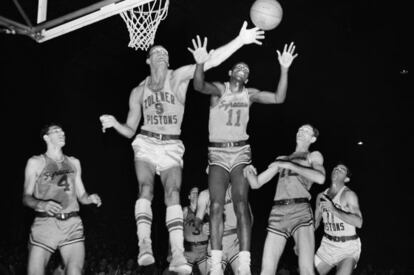 Earl Lloyd, con el número 11, en un partido Fort Wayne-Syracuse.