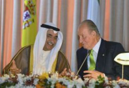 El Rey Juan Carlos conversa con el viceprimer ministro kuwait&iacute;, Abdulmohsen Al-Mudej. 