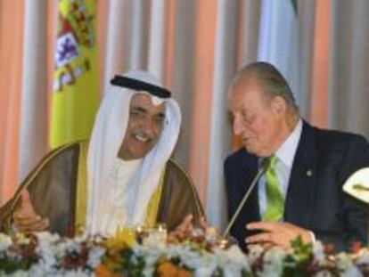 El Rey Juan Carlos conversa con el viceprimer ministro kuwait&iacute;, Abdulmohsen Al-Mudej. 