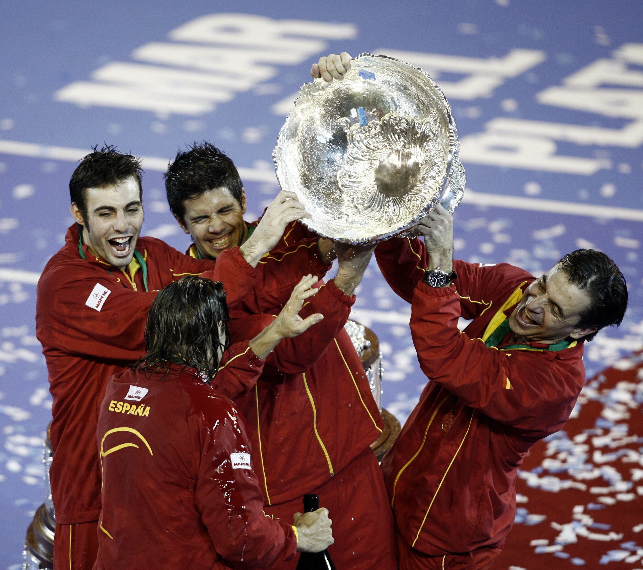 Granollers, Ferrer (de espaldas), Verdasco y Sánchez Vicario celebran el triunfo de 2008 en Mar del Plata.

