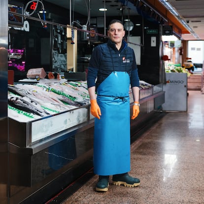 Óscar Liébana, en su puesto del mercado de Villa de Vallecas.