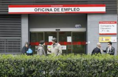 El Ministerio de Empleo y Seguridad Social asegura que los retrasos que se han producido en algunas provincias en el cobro de la ayuda de 400 euros se deben a un ajuste contable y ya está solucionado. EFE/Archivo