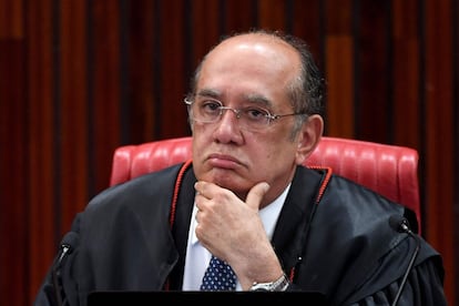 O presidente, desde maio do ano passado, é o ministro do Supremo Gilmar Mendes, polêmico por sua aproximação com o presidente Michel Temer e com os tucanos, autores da ação que agora julga. É visto com suspeita por ter trabalhado para que o processo de cassação da chapa Dilma-Temer fosse adiante, muito embora uma ministra do TSE tivesse pedido arquivamento. Agora, atua claramente para evitar a cassação de Temer, com quem teve encontros fora da agenda diversas vezes entre 2016 e este ano.