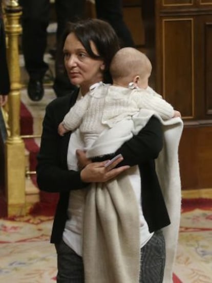 Bescansa con su beb&eacute; este mi&eacute;rcoles en el Congreso.