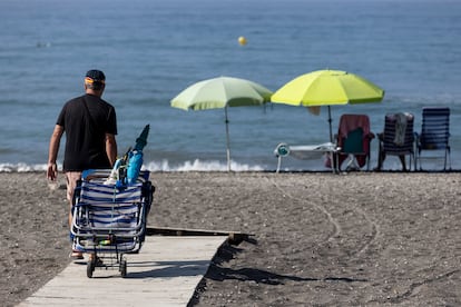 Un hombre accede a la playa de Ferrara, en Torrox (Málaga).