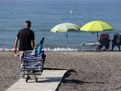 Un hombre accede a la playa de Ferrara, en Torrox (Málaga).