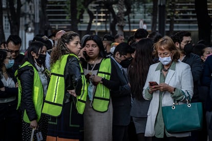 Trabajadores evacuados de las oficinas en la zona de Paseo de la Reforma la mañana del 03 de marzo de 2022.