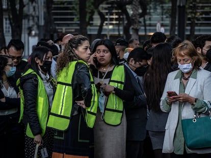 Un grupo de personas espera afuera de un edificio tras un sismo, en Ciudad de México, en una imagen de archivo.